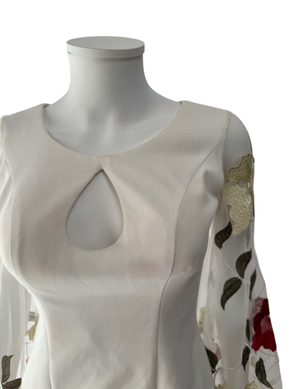 【107】刺繍 長袖 ミニ丈 タイト ミニドレス